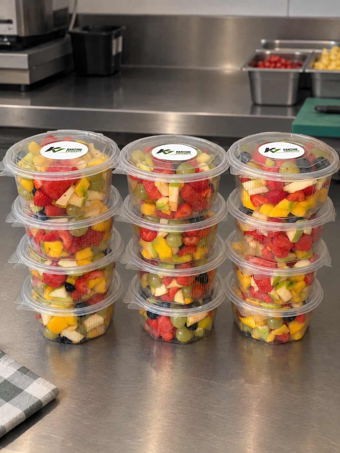Bakjes vers fruit met KantineVooruit-stickers